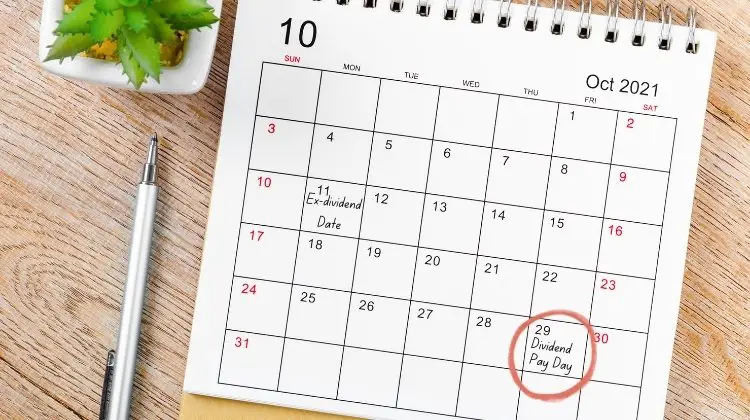 calendar flat lay with ex-dividend date and dividend pay date circled